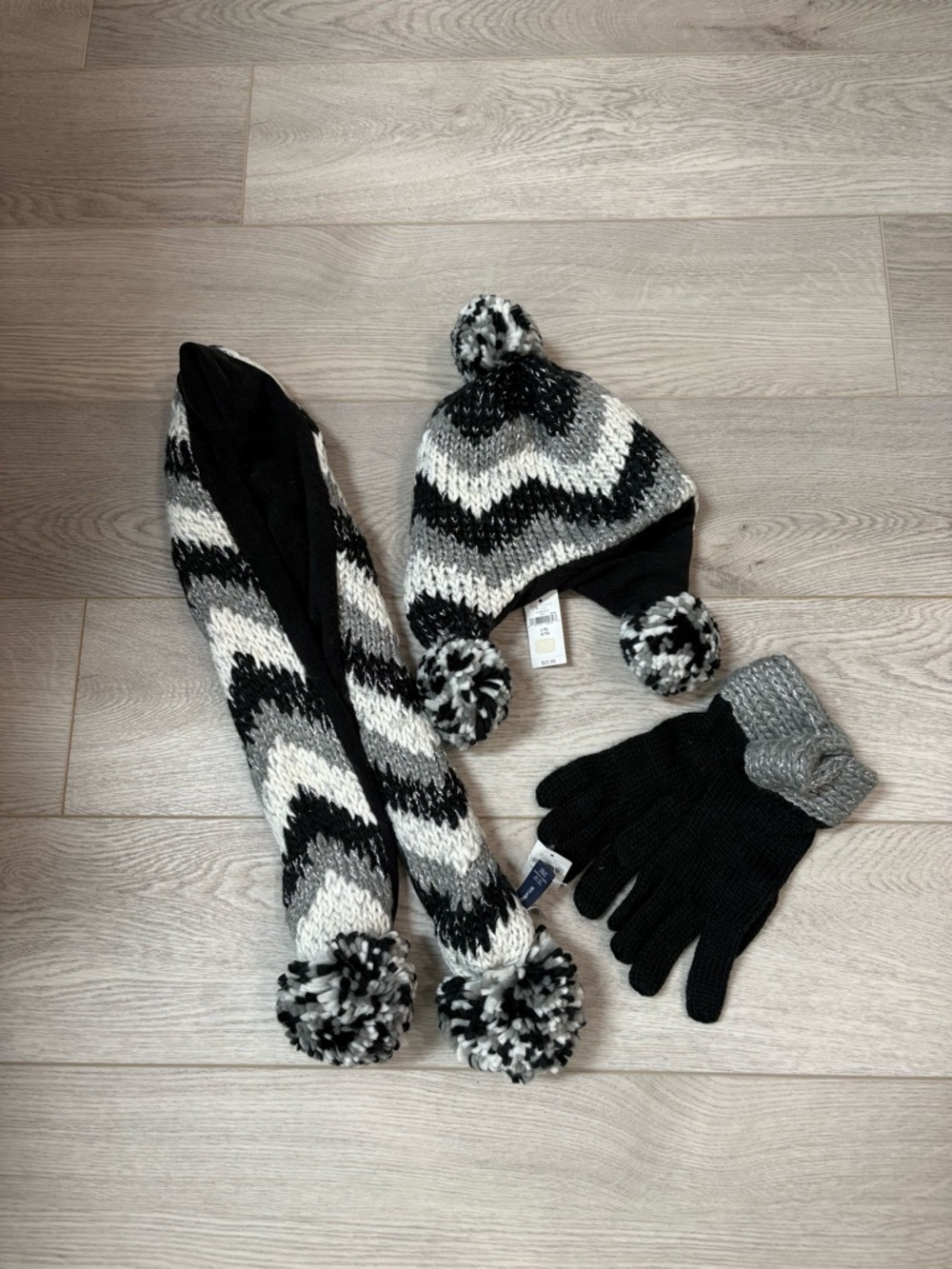 Kids Black & Gray Pom Pom Hat, Scarf & Gloves Set gap size L